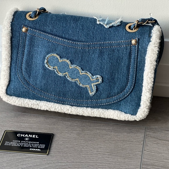 [SOLD] CHANEL medium shearling denim hieroglyph fap bag *rare* - Picture 3 of 8